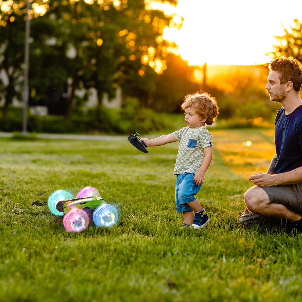 Rodzon RC-Auto, 2,4 GHz, 4WD, LED, 360°-Flips und Drift, mit 2 aufladbaren Batterien, Grün – für Kinder ab 6 Jahren.